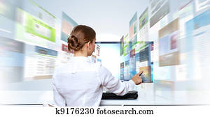 mujer de negocios, trabajando, con, virtual, digital, pantallas