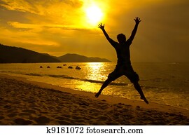 hombre saltar, en, playa, ocaso