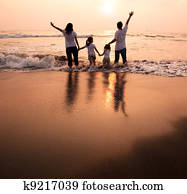 glückliche familie, haendchen halten, auf, sandstrand, und, aufpassen sonnenuntergangs