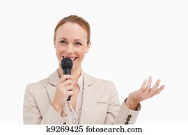 hübsche frau, in, a, anzug, sprechen, mit, a, mikrophon