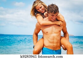 pareja joven, en, playa tropical