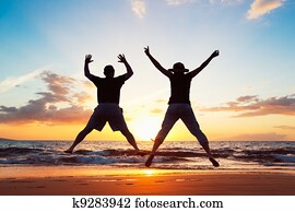 senior couple, enjoying, západ slnka, do  morske pobrezie