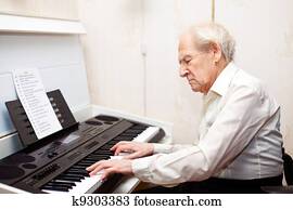 eldre mann, lekende piano