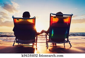 高级夫妇, 在中, 老头, 同时，, 妇女坐, 在海滩上, 观看, 日落