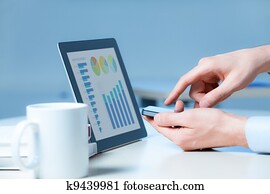 geschäftsmann, arbeitende, mit, modernes, vorrichtungen