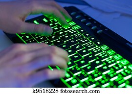 closeup, von, hände, tippen, a, modernes, backlit, tastatur