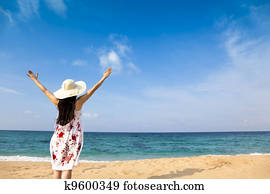 happy zena, on  morske pobrezie