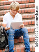 menino adolescente, usando, tabuleta, computador, ao ar livre