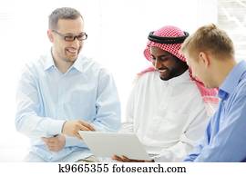 multikulturell, verschieden, ethnische gruppe, arbeiten, laptop, gemeinsam