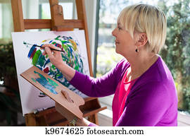 feliz, mulher idosa, quadro, para, divertimento, casa