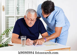 maschio, infermiera, porzione, uomo senior, in, risolvere, puzzle