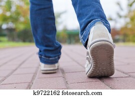 andar, em, sapatos atletismo, ligado, pavimento