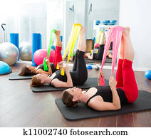 aeróbica, pilates, mulheres, com, faixas borracha, uma fileira