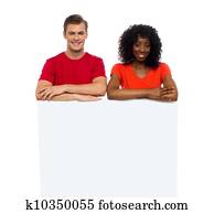 anzeige, ausgewachsene, werben, werbung, afrikanisch, verschränkte arme, arme gefaltet, hintergrund, werbewand, leer, geschaefts, beiläufig, kaukasisches, heiter, sicher, kühles, kopieren platz, demonstration, mode, mode