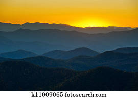 avenida cume azul, montanhas, cumes, camadas, pôr do sol, Appalachian, panorâmico, paisagem, em, ocidental, carolina norte