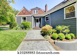 Grauer, klein, niedlich, haus, mit, weißer zaun, und, gates. Stock Bild