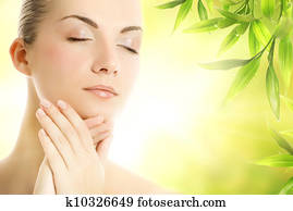 bonito, mulher jovem, aplicando, orgânica, cosméticos, para, dela, pele