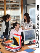 büroangestellte, besprechen