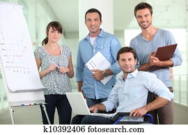 büroangestellte, in, a, rollstuhl, mit, kollegen