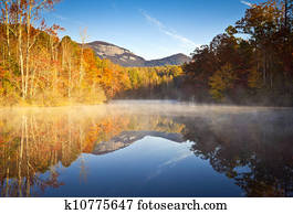 carolina sul, outono, amanhecer, paisagem, tabela, rocha, folhagem baixa, reflexões, nevoeiro cobriu, lago