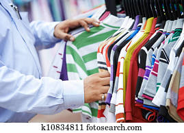 close-up, mãos, escolher, roupa