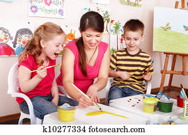 crianças, com, professor, desenhar, tintas, em, jogo, room.
