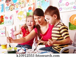 crianças, com, professor, desenhar, tintas, em, jogo, room.