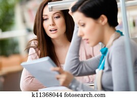 divnieks, women, paziņot, sēdēšana, uz, noteiktais artikuls, galds