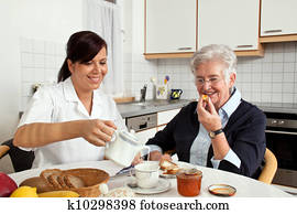 enfermeira, ajudas, mulher idosa, em, pequeno almoço