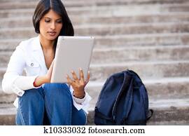 estudante universitário, usando, tabuleta, computador, ao ar livre