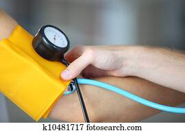 fazendo exame pressão sangue