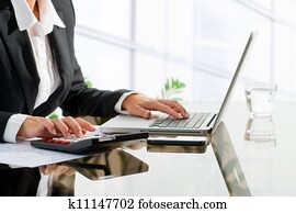 femininas, trabalhador escritório, fazendo, contabilidade, com, calculator.