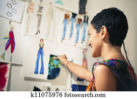 femme, couturier, contempler, dessins, dans, studio