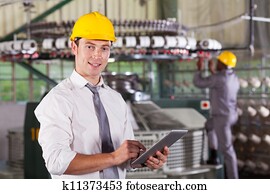 fábrica têxtil, gerente, usando, tabuleta, computador