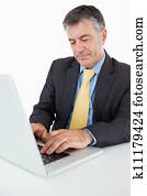 geschäftsmann, laptop benutzend
