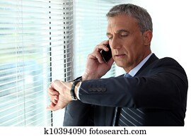 geschäftsmann, prüfende zeit, whist, auf, telefonanruf