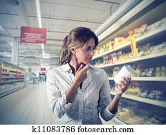 girl, incertain, à, supermarché