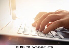 hände mann, tippen, auf, laptop