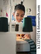 jeune femme, au travail, comme, tailleur, dans, conception mode, atelier