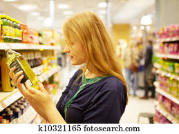 jeune femme, dans, les, supermarché, lecture, inscription