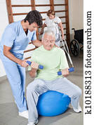 körperliches therapist, helfende, a, patient