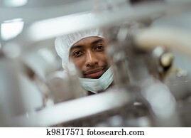 macho, investigador, verificar, equipamento, em, biotech, indústria