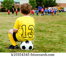 menino jovem, criança, em, uniforme, observar, organizado, juventude, futebol, ou, jogo football, de, sidelines
