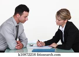 mujer, explicar, contrato, a, hombre