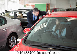 mujer, tratar, un, coche nuevo