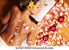 mulher jovem, em, spa, massagem, salon.