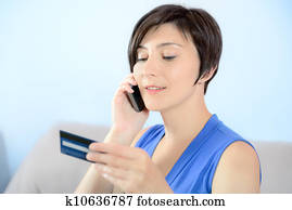 mulher jovem, ligado, móvel, com, cartão crédito mulher jovem, ligado, móvel, com, cartão crédito