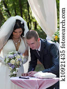 novio, pone, el, firma, en, el, certificado, en, el, introducción, en, matrimonio