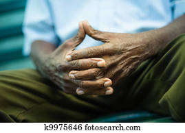 pensativo, viejo, sentar banco, en el estacionamiento