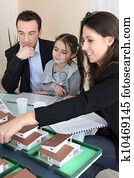 propiedad, vendedor, tratar, a, tentar, familia joven